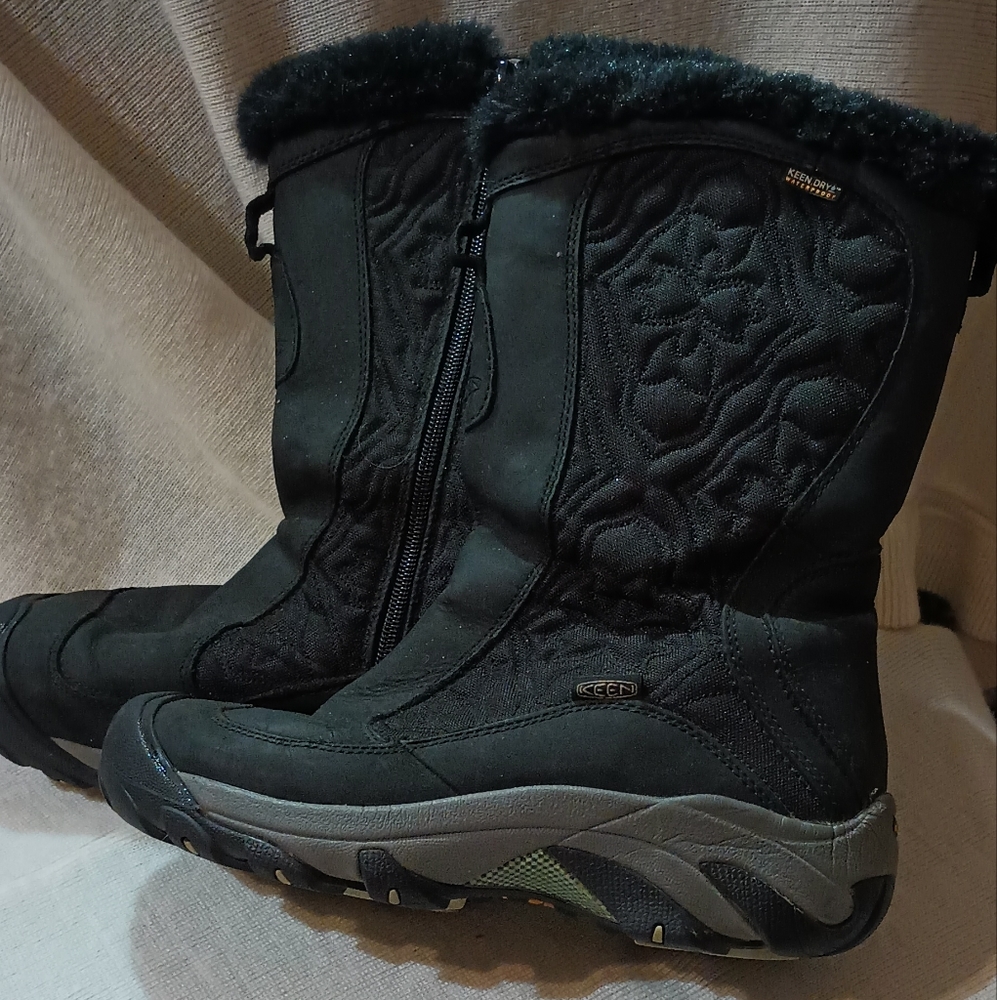 Keen Women's Snow Boots size 9